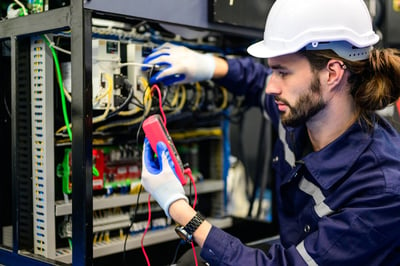 Un agent de montage et de câblage en électronique en activité