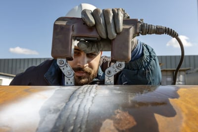 Un Inspecteur CND effectue mpi sur un pipeline pour vérifier la fissuration de corrosion de stress.