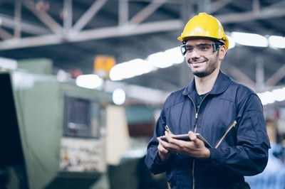 Un Technicien en maintenance industrielle en usine de soudage